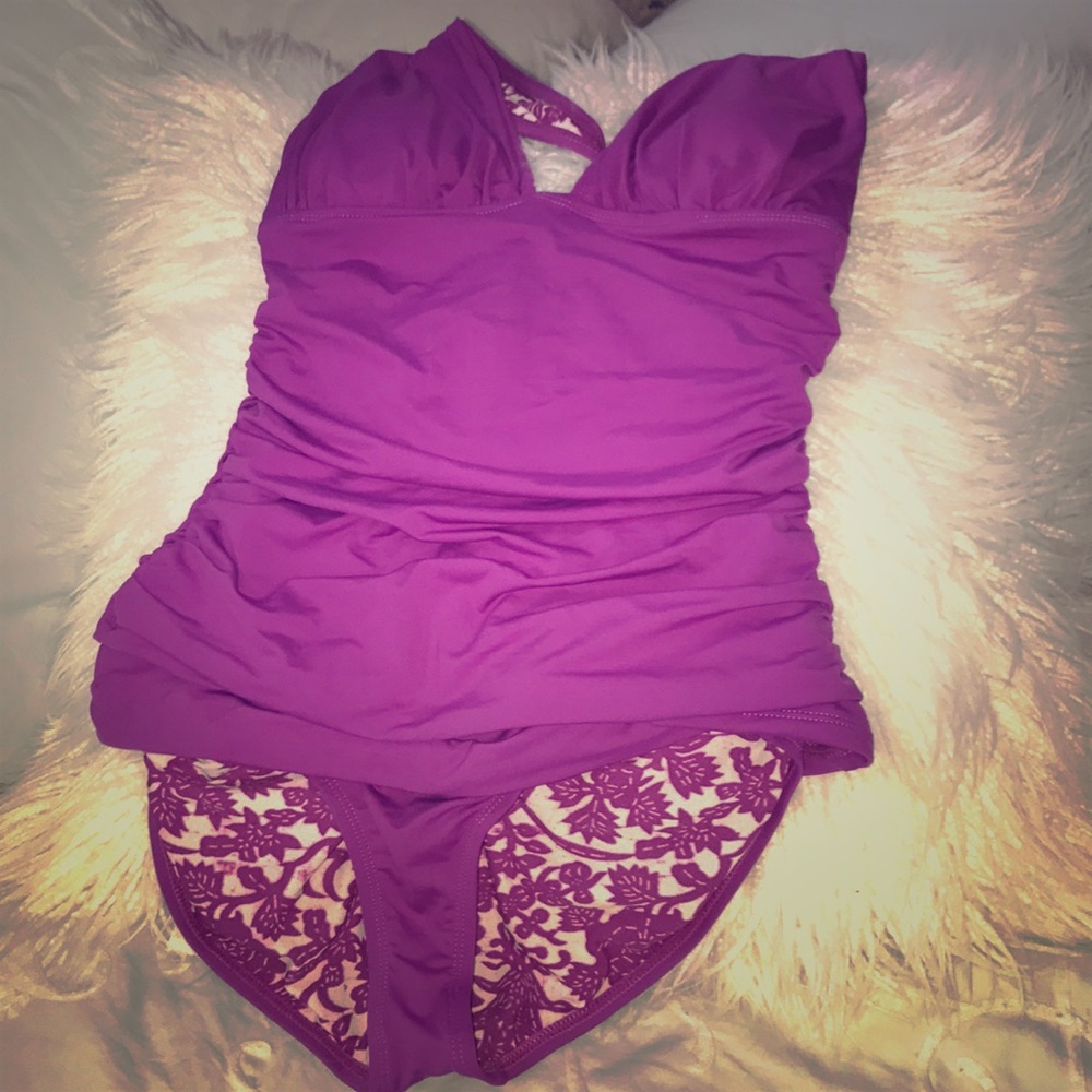 Beautiful ruched halter tanking.